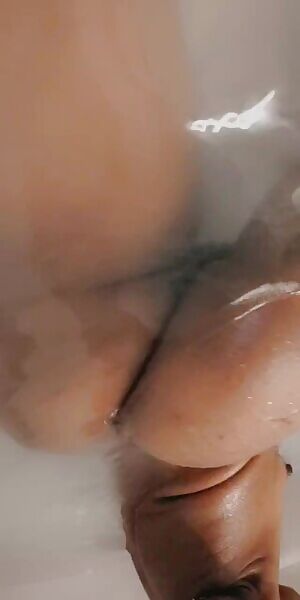 Such a magical sound! Underwater farts💦