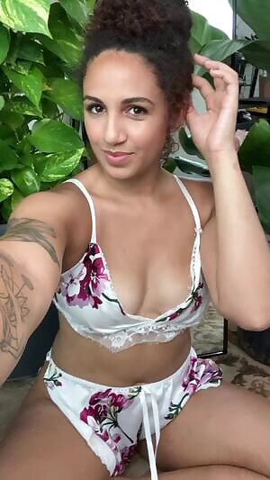 Just a plant mom who likes showing off her boobs 🌿