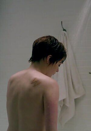 Looks like Maisie Williams cleaning her bush down