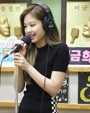 BlackPink - Jennie's Reaction When You're Bigger Than She Expected