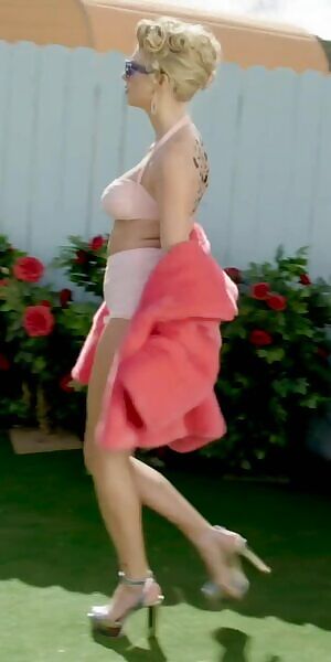 Taylor Swift's magnificent body.