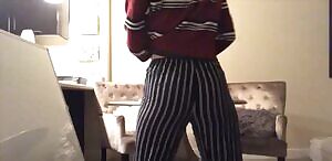 Jennette McCurdy presenting her perfect ass, she needs a train run on it