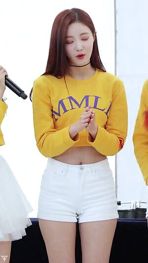 Momoland - Yeonwoo @ Fansigns