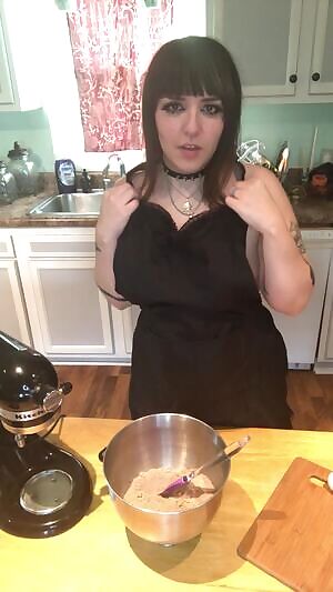 Can you guess what I'm baking? 🖤